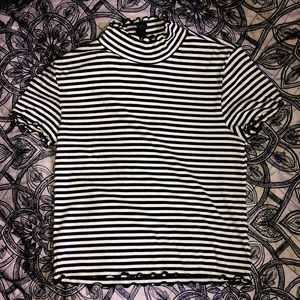 BLACK AND WHITE STRIPED TURTLE NECK CROPPED